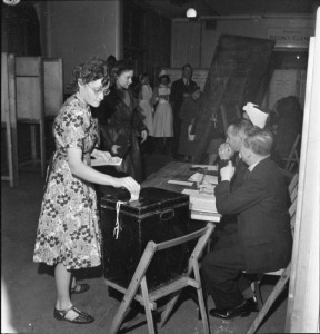 Londoners_Record_Their_Vote_on_National_Polling_Day,_Holborn,_London,_England,_UK,_5_July_1945_D25100