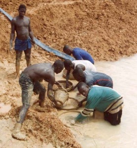 Sierra_Leone_miners_panning