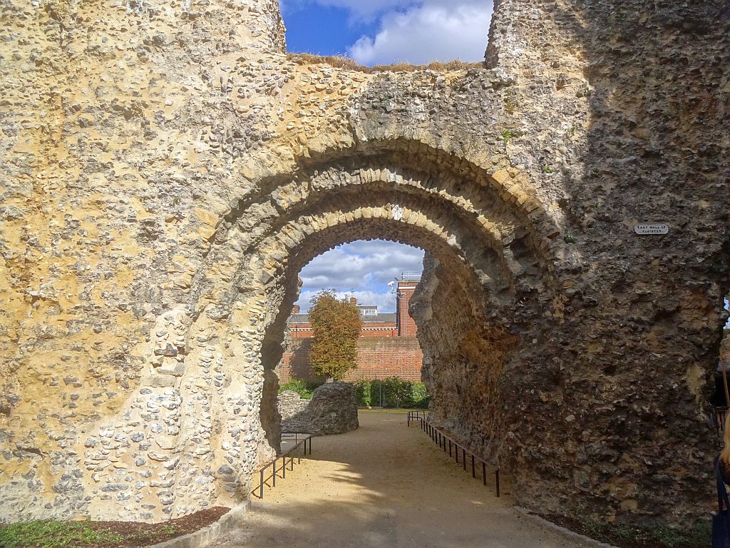 Archway in the ruins of Reading Abbey